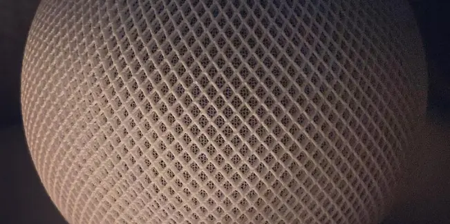 Weißer HomePod mini auf einem Regal. Der HomePod mini zählt laut Apple zu den Thread-fähigen Home-Hubs — er kann als Thread Border Router arbeiten. Foto: Kestral, CC BY-SA 4.0 (Wikimedia Commons)